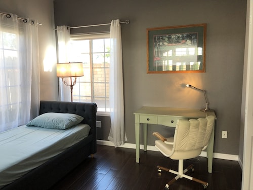 Entire charming stylish guest house -31 nights minimum - 25%OFF May-June