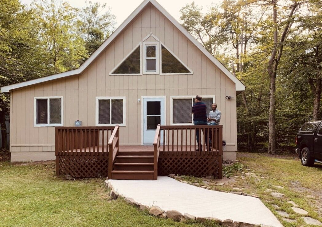 Pets free nice house with Deck .Community Pools , Beach & all Pocono attraction