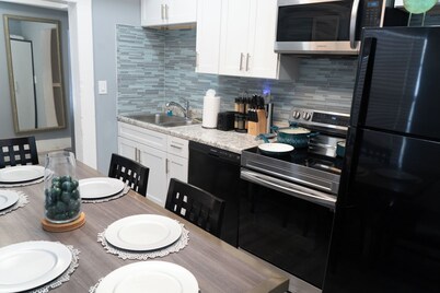 Modern Home Walk to Mercedes Benz Stadium/GWCC