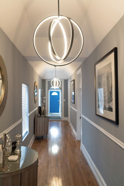 Modern Home Walk to Mercedes Benz Stadium, GWCC & Downtown Colleges.