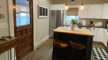 Lave-vaisselle, blender, tables à manger