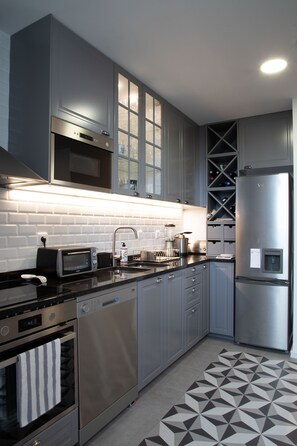 Kühlschrank, Mikrowelle, Ofen, Herdplatte