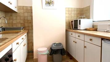 Réfrigérateur, four, batterie de cuisine, vaisselle et ustensiles