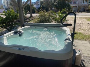Outdoor spa tub - Beach Breeze 1, Pets OK/hot tub/walk to ocean (North Myrtle Beach)
