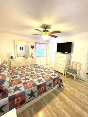 1 bedroom, desk, iron/ironing board, free WiFi - Beach Breeze 1, Pets OK/hot tub/walk to ocean (North Myrtle Beach)