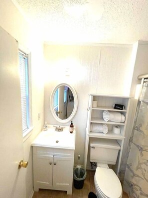 Shower, hair dryer, towels, soap - Beach Breeze 1, Pets OK/hot tub/walk to ocean (North Myrtle Beach)