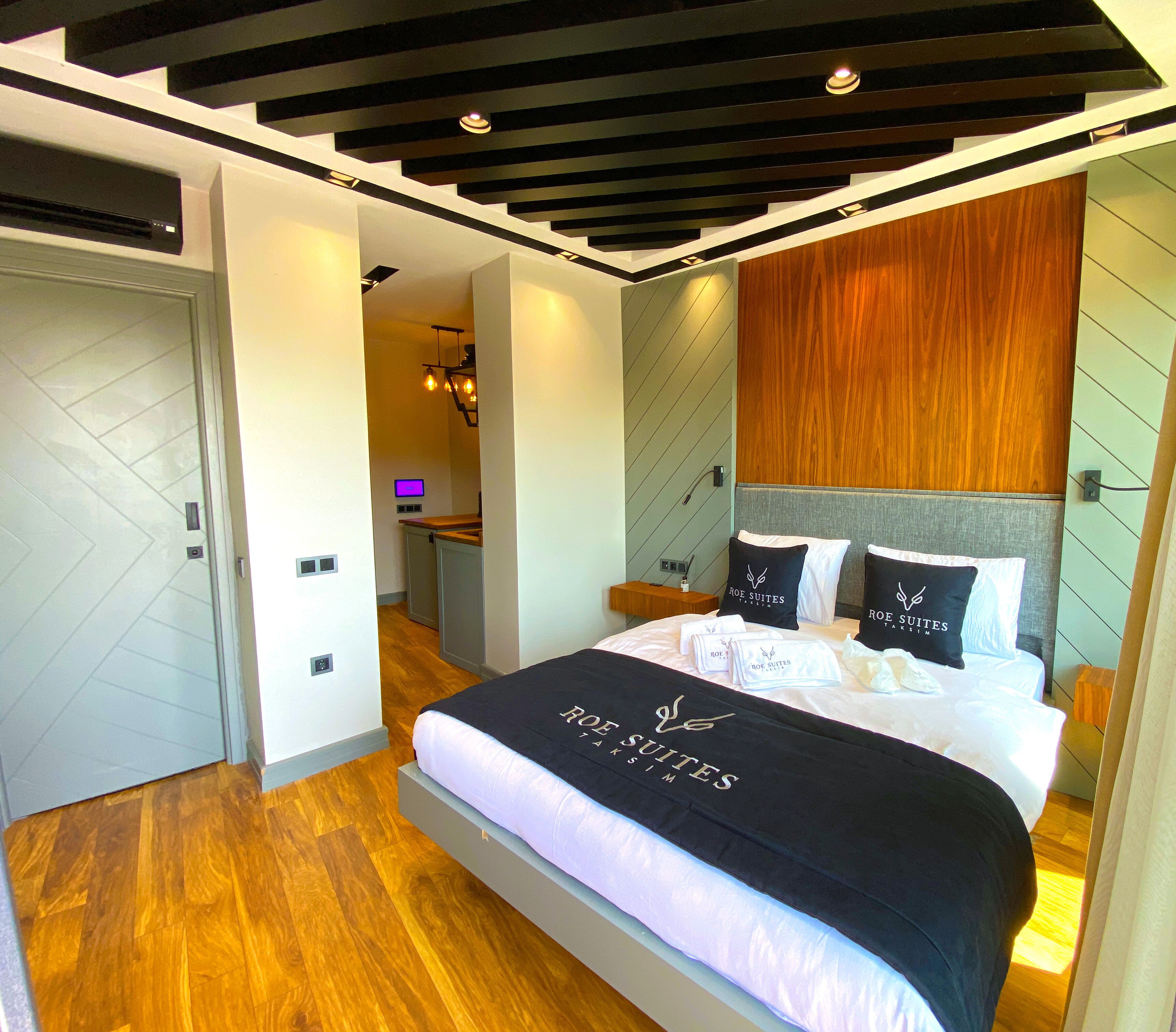 Luxe driepersoonskamer | Luxe beddengoed, donsdekens, bedden met traagschuimmatrassen