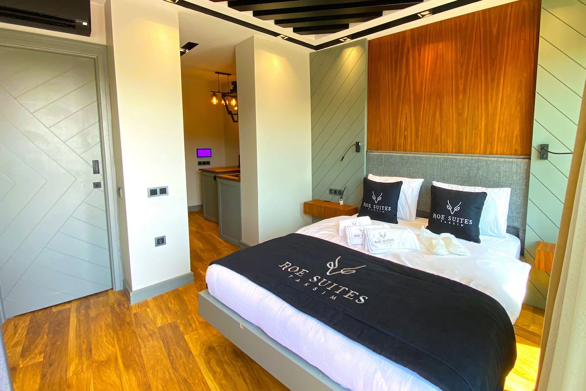 Luxe driepersoonskamer | Luxe beddengoed, donsdekens, bedden met traagschuimmatrassen