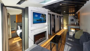 Ein modernes Interieur mit Kamin, einer Couch und einem Essbereich.