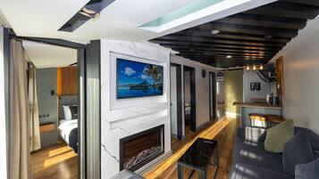 Fjölskyldusvíta (Accessible via 1 flight of stairs) | Stofa | 49-tommu snjallsjónvarp með kapalrásum, sjónvarp.