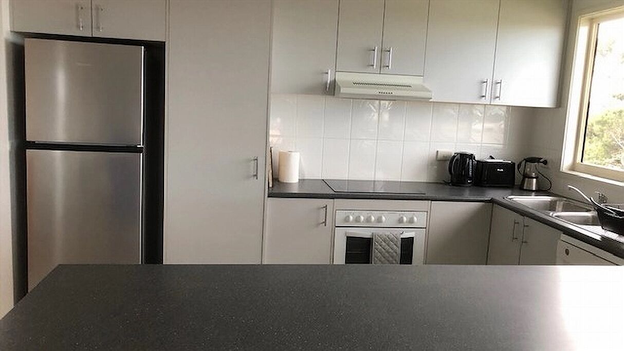 Jääkaappi, mikroaaltouuni, uuni, astianpesukone