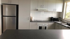 Jääkaappi, mikroaaltouuni, uuni, astianpesukone