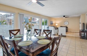 Dining - Spacious Lower unit just 2 houses from the sand! (Newport Beach)
