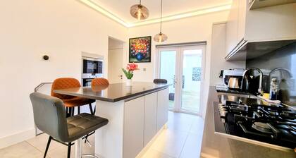Surbiton Luxury Garden House 19