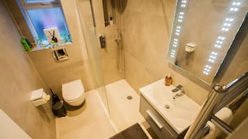 House | Bathroom | Free toiletries, hair dryer, towels, soap
