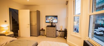 Surbiton Luxury Garden House 19