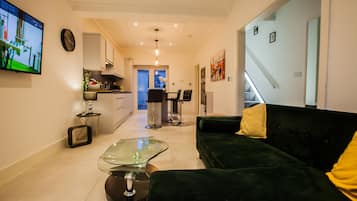 Rumah | Area keluarga | Televisi LCD 65-inci dengan saluran TV digital, TV, dan Netflix