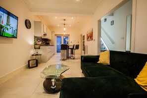 House | Living area | 65-inch LCD TV with digital channels, TV, Netflix - Surbiton Luxury Garden House 19 (Surbiton)