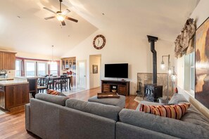 Téléviseur connecté, foyer, table de baby-foot, table de ping-pong