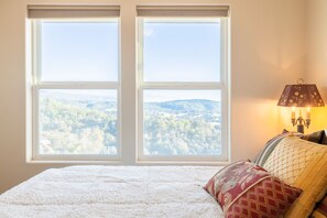 3 chambres, fer et planche à repasser, lit de bébé portatif