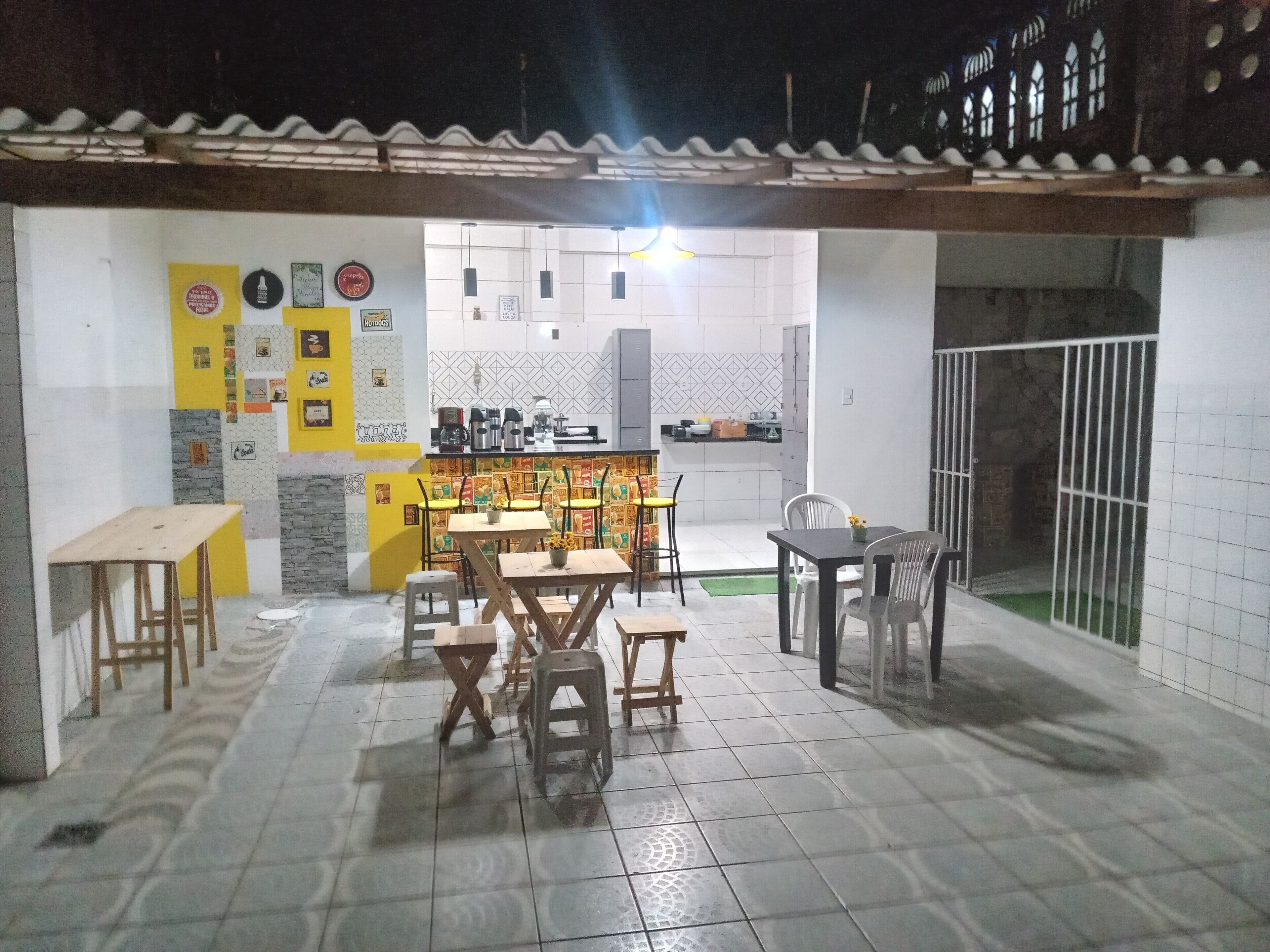 Refrigerador con freezer, microondas, tostadora, licuadora