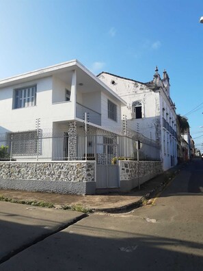 Fachada de la propiedad