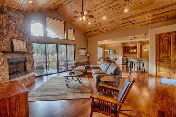 Smart TV, fireplace, Netflix, Hulu