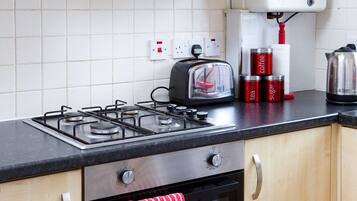 Kjøleskap, mikrobølgeovn, ovn og kaffetrakter/tekoker