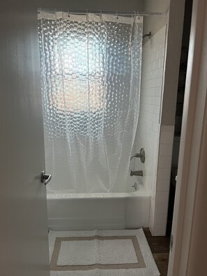 Combined shower/bathtub, hair dryer, towels, toilet paper - Shawnee Bungalow - Tranquil 1 King, 1 Queen (Shawnee)
