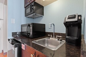 Microondas, cafetera y tetera y utensilios de cocina 