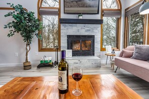 Smart TV, chimenea y libros