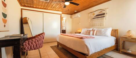 5 Schlafzimmer, Schreibtisch, Bügeleisen/Bügelbrett, Reisekinderbett