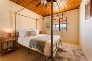 Desk, iron/ironing board, travel crib, free WiFi - The Magic Hour Home ⟫ Privte ⟫ spa ⟫ pool ⟫ Games. (Joshua Tree)