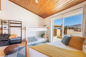 5 bedrooms, desk, iron/ironing board, free WiFi - The Magic Hour Home ⟫ Privte ⟫ spa ⟫ pool ⟫ Games. (Joshua Tree)