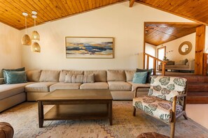 Smart TV, chimenea, mesa de ping pong, estéreo