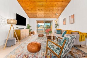 TV, fireplace, ping pong, stereo