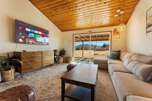 Smart TV, fireplace, table tennis, stereo