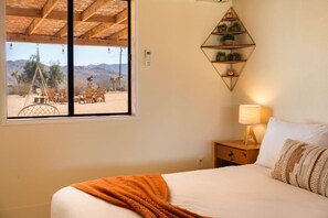 Desk, iron/ironing board, travel crib, free WiFi - The Magic Hour Home ⟫ Privte ⟫ spa ⟫ pool ⟫ Games. (Joshua Tree)