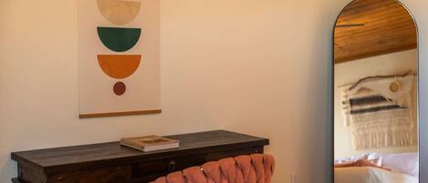 Schreibtisch, Bügeleisen/Bügelbrett, Reisekinderbett, kostenloses WLAN