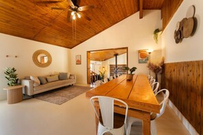 Dining - The Magic Hour Home ⟫ Privte ⟫ spa ⟫ pool ⟫ Games. (Joshua Tree)