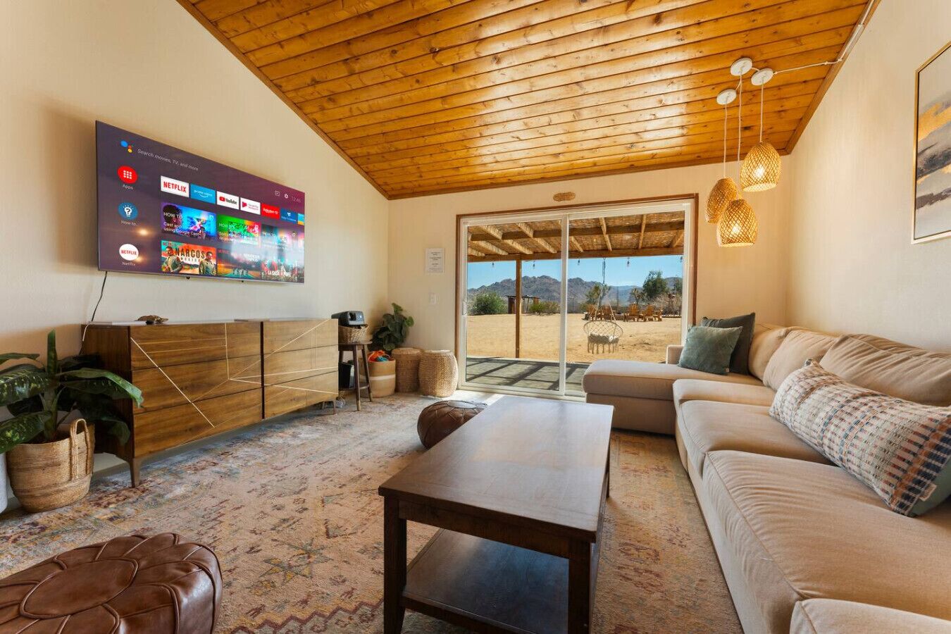 Smart TV, fireplace, table tennis, stereo