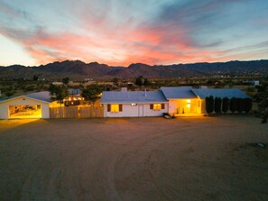 Exterior - The Magic Hour Home ⟫ Privte ⟫ spa ⟫ pool ⟫ Games. (Joshua Tree)