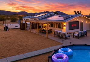 A house with a pool, outdoor seating, and a sign indicating a Netflix service. - The Magic Hour House | Spa | Pool | Games | Cozy (Joshua Tree)