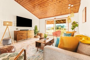 Smart-TV, peis, bordtennis og stereoanlegg