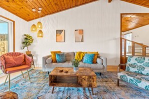 Smart-TV, peis, bordtennis og stereoanlegg