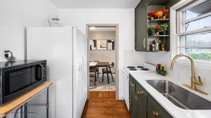 Cafetera/tetera, refrigerador, microondas, horno