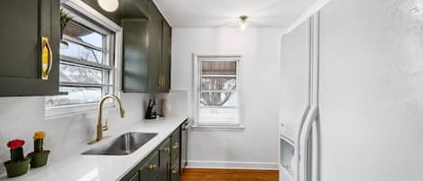 Refrigerador, microondas, horno y parrilla de estufa