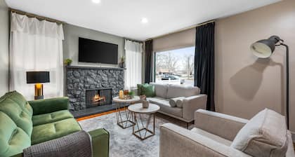 5 minutes to freeway, downtown and airport.