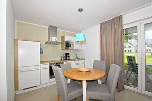 Fridge, microwave, oven, stovetop - Beachfront apartment with terrace, use of swimming pool and sauna - Rex Rugia - Rex (Göhren)