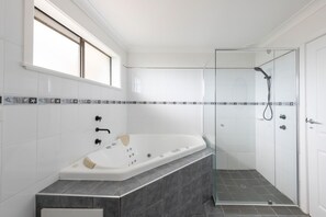 Badekar, hårføner, håndklær og såpe